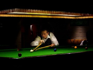 800px-Snooker_player_with_rest